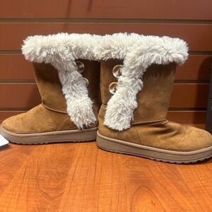 SO
Kohl's Cream Faux Fur Boots